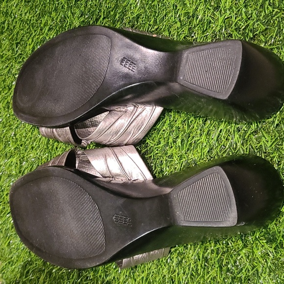 Italian Shoemaker sandals 2" heel platinum color soft leather EUC - Picture 3 of 7